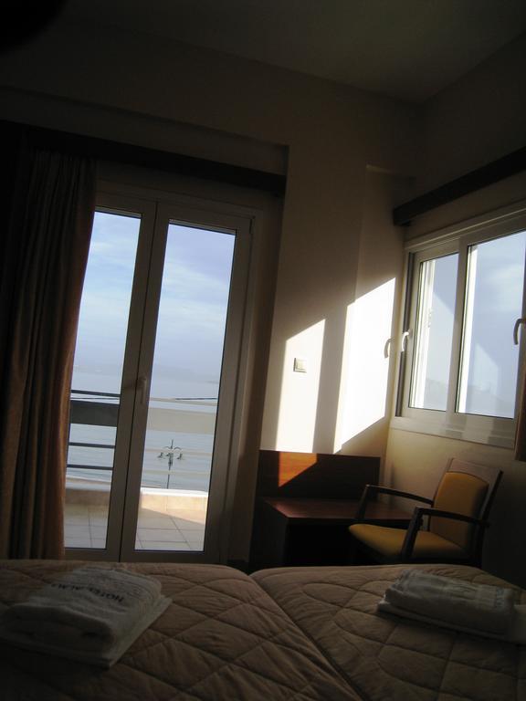 Alma Hotel Kamena Vourla Zimmer foto